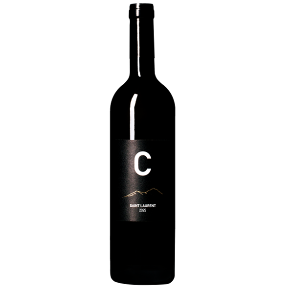 Butelka DOM CHARBIELIN C SAINT LAURENT 2025, polskiego czerwonego wina wytrawnego ze szczepu Saint Laurent, 10,5% alkoholu.