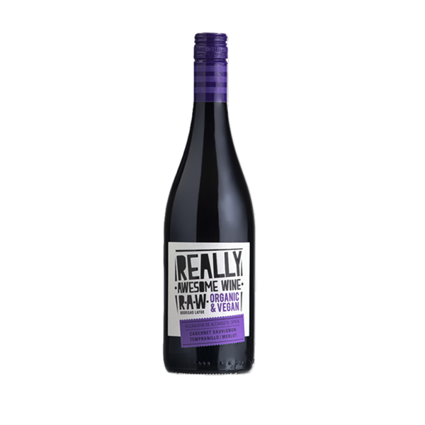 Butelka hiszpańskiego czerwonego wina RAW Cabernet Tempranillo Merlot od Bodegas Latúe, powstałego z kupażu trzech czerwonych szczepów.