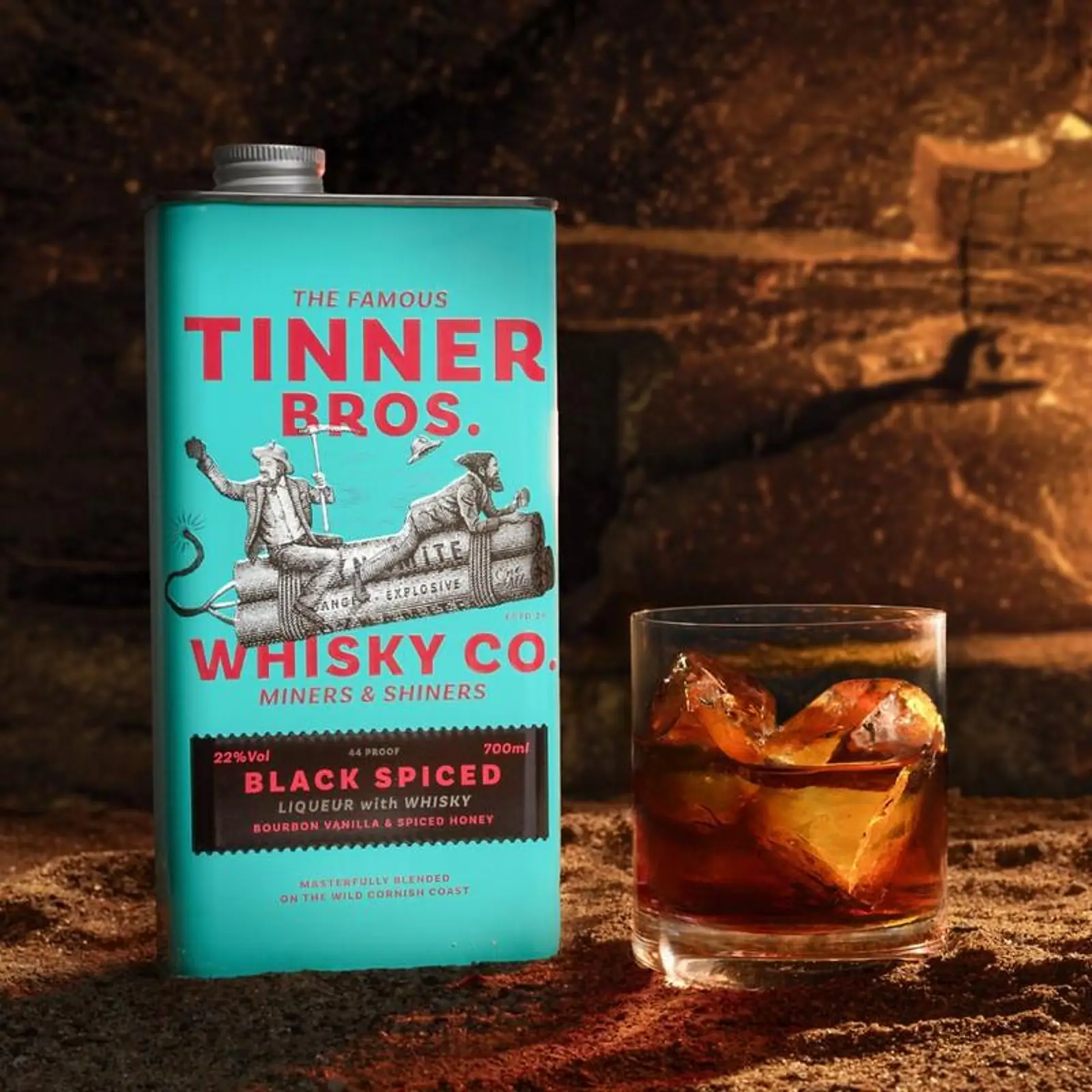 Butelka likieru BF Tinner Bros. Black Spiced Whisky 22% o słodko-korzennym charakterze, przeznaczonego do podawania solo, na lodzie oraz w drinkach.