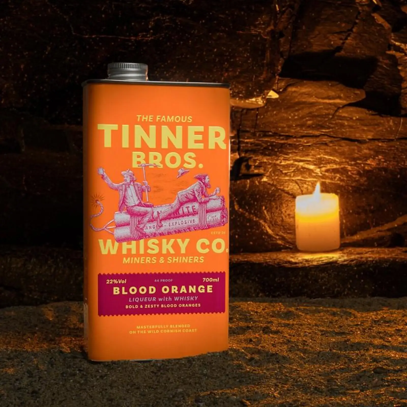 Butelka likieru BF Tinner Bros. Blood Orange Whisky 22% na bazie whisky o intensywnym smaku czerwonej pomarańczy.