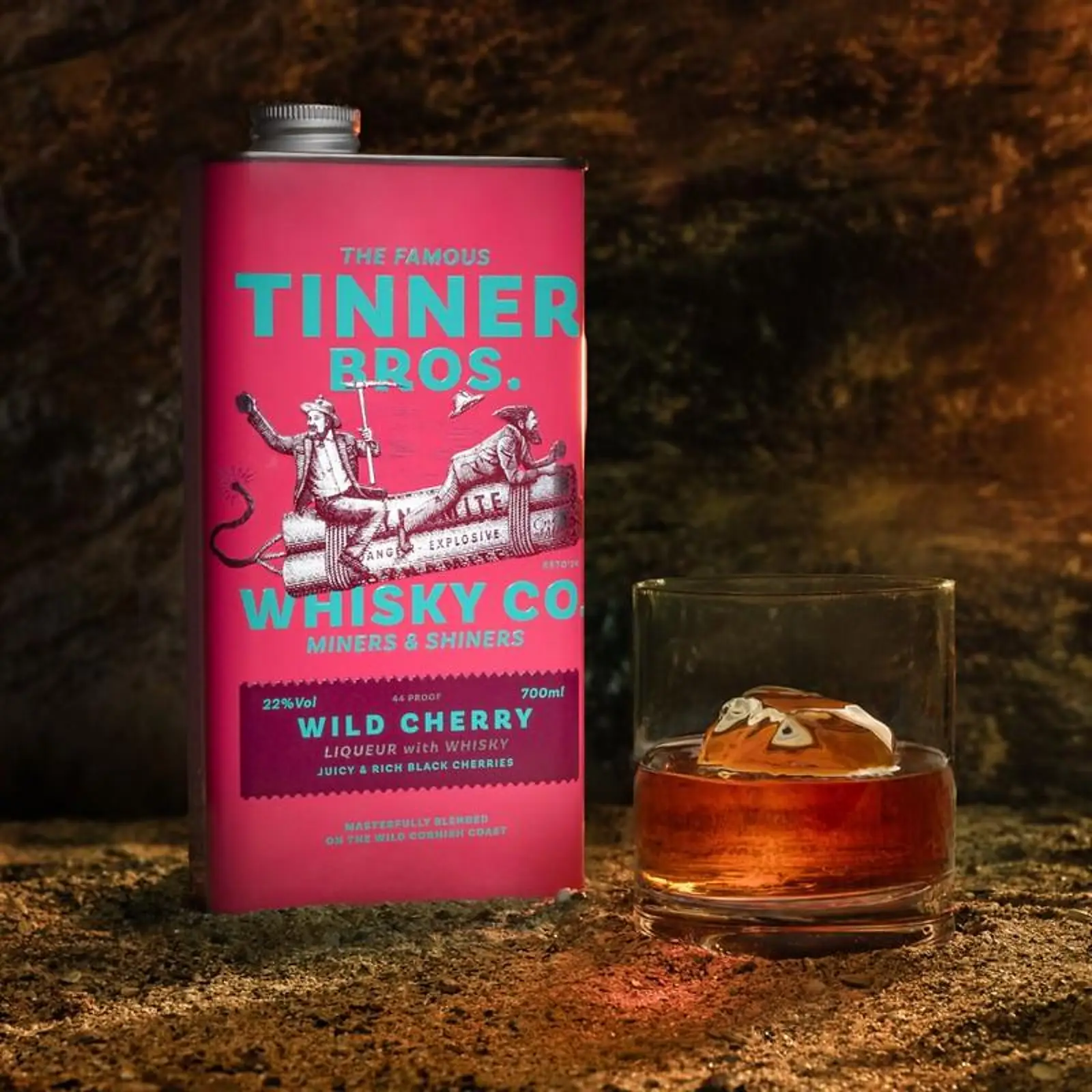 Butelka likieru BF Tinner Bros. Wild Cherry Whisky 22% o smaku dzikiej wiśni, przeznaczonego do picia solo, z lodem oraz w koktajlach.